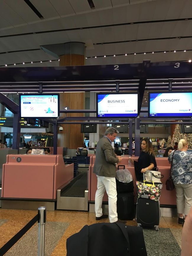 チャンギ国際空港へ。マレーシア航空ですね。ＳＡＴＳのビジネス用カウンターでセキュ側に入ろうとしたら、スタアラだけってことで普通のゲートからイミグレへ...
