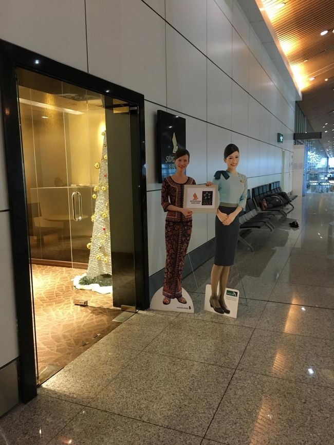 ＫＬＩＡ着、いったん入国して荷物をピックしそれを引きずってＥｘｐｒｅｓｓでＫＬＩＡ２へ。自分用のＢｅｒｙｌ’ｓのチョコレートを買うためですが、どうやらシンガポールのムスタファでも売っていたらしい（今まで見たことなかったけど）。<br /><br />で、再度出国してこちらのラウンジへ。マレーシアのイミグレは自動化ゲートにして欲しいですねー。ちなみにＣチケット持っていれば優先チケットなくても優先レーンを通過できました（マレーシア航空のＣＡさんが大丈夫と言ってたので）