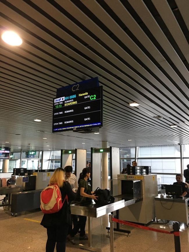 搭乗します。ＫＬＩＡはイミグレ直後（軽め）と搭乗直前（通常）に保安検査があります。