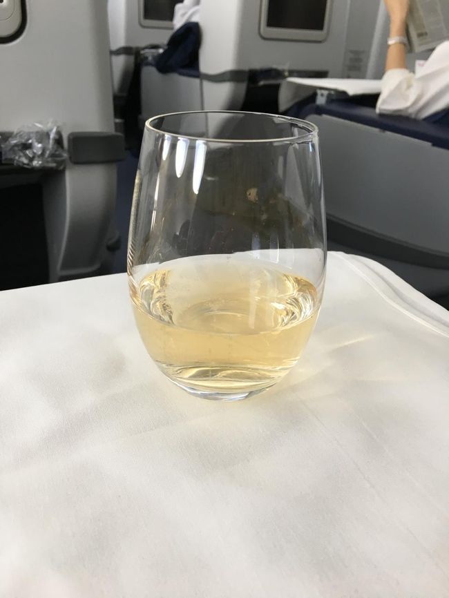 シャンパンを頼んでみました。酔っちゃうのでちょこっとですけど。<br /><br />おそらくお酒に弱いとＣＡさんにバレていたようで、気を遣ってちょっとつぎだった模様（汗