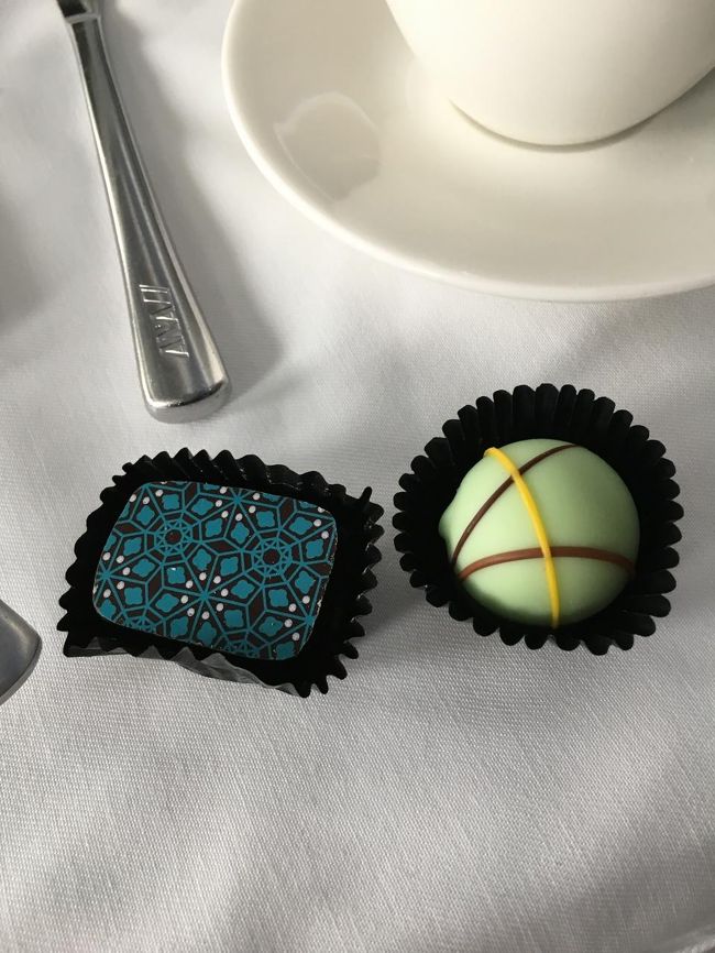 コーヒーのお供にきれいなチョコ