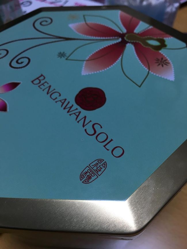 自宅で食べてみましたが、なかなかいけますね。ただ、持って帰る間に下側のクッキーは原型をとどめてませんでしたが...