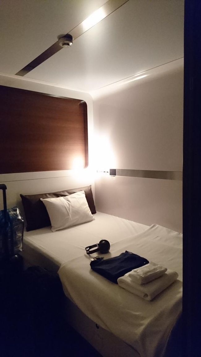 部屋です。ファーストクラス。ビジネスと１０００円しか違いませんが。共同シャワールームがあるのと、ベッドの下が鍵付きの引き出しになっています。必要十分ですが、少し高いですね。次はビジネスにしようかな。