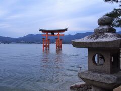 大鳥居。

さっき宮島サービスエリアの展望台から見たときは水が引いてたけど、今はもう大鳥居まで歩いていくことはできないくらい潮が満ちてきています。

