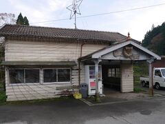 話題をもとに戻して、「月崎駅」です。

ここにも自販機が。。。ぐぐぐ