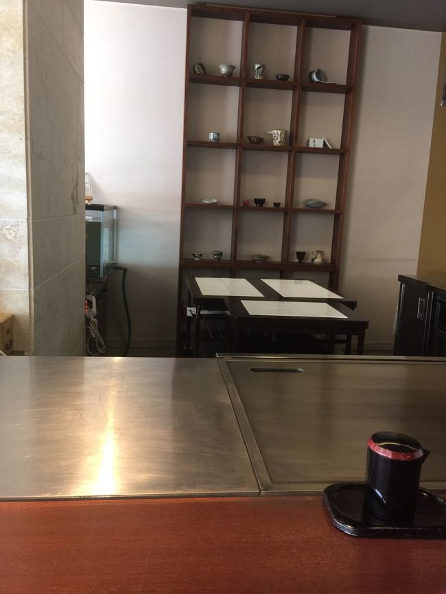 カウンターに座ると海が見えないから斜めに座ってみた。