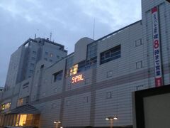 夕方になりだんだん暗くなってきました。
ここからバスで仙台駅に向かいそこからアクセス線に乗って仙台空港へ向かいます。