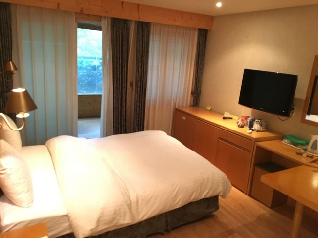 KTXで東大邱まで2時間半くらい。<br />東大邱から地下鉄で、宿まで移動です。<br /><br />大邱のホテルは、正直悩みました。<br />できれば、5000円以下が希望でしたが、<br />この値段だと所謂モーテル。<br />お一人様旅行なので、ホテルにしました。<br />大邱駅近くのユニオン観光ホテル。<br />駅からは5分程度です。<br /><br />外観は…口コミを見ていましたが、口コミ通りのボロさ。<br />部屋は、リノベーションされていて快適でした。お値段は、ユートラベルからの予約で7000円チョットくらい。<br />次回の利用もありのホテルです。