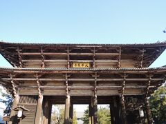 そんなこんなで、東大寺の南大門をくぐります。
因みにこの近くに駐車場があるのか、ここから中国人・韓国人観光客が激増して一気に賑やかになります(ｰ ｰ;)