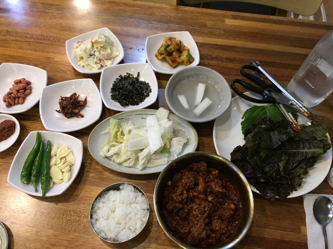 チムカルビです。<br />せっかくなので、韓牛28000ウォンを注文。<br />おばちゃんがとても親切なお店です。<br />骨についているカルビも取ってくれました。