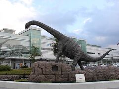 福井駅も綺麗になっていました。
フクイティタンがお出迎え。