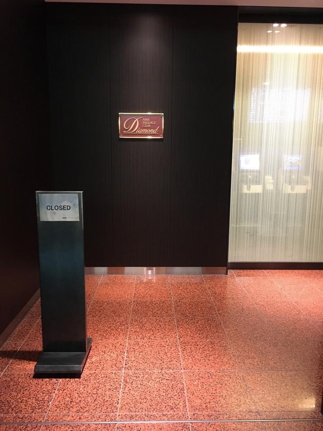 プレミアムカウンターで一番でチェックインし、ＳＵＩＴＥラウンジへ。国際線乗継で石垣行きですが、プレミアム席は満席になってました。空席待ちもしていません。