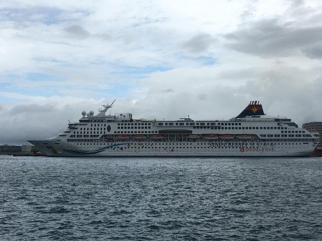 橋を渡って港の反対側へ。台湾の方々はあの船で来たんでしょうかね？