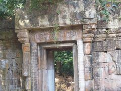 パブーオンを出て北へ向かう。
壁の門をくぐる。