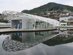 港の建物はジャウメ・プレセンサの作品、「男木島の魂」。