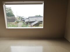 漆の家プロジェクト「白い部屋」。香川県の漆芸家による作品。白い漆で塗られた部屋。「黒い部屋」もありました。