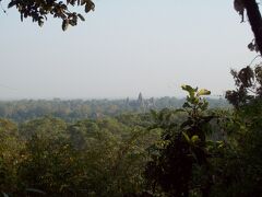 夕陽を見に、プノン・バケンという小高い丘に登る。
頂上までは20分ほど登る。

アンコール・ワットが遠くに見える。