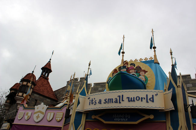 イッツ・ア・スモールワールドが待ちなしなので吸い込まれていきました。