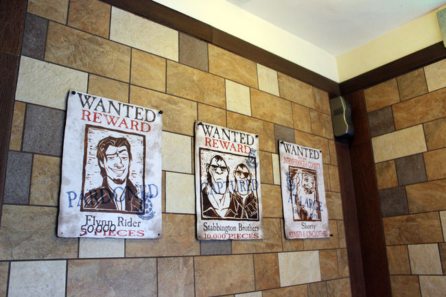 指名手配のポスターまで貼ってありました。