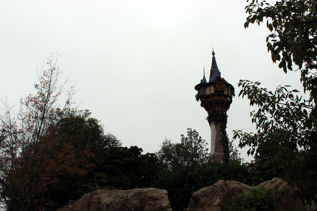 ラプンツェルの家が見えてきました。<br />実際は小さいみたいで近くまで寄れません。