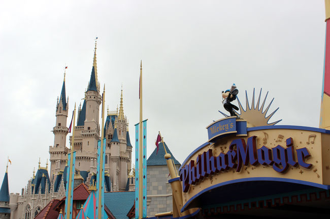 お腹がいっぱいなので激しいアトラクションはちょっと無理なので<br />フィルハーマジックで音楽鑑賞といきました。