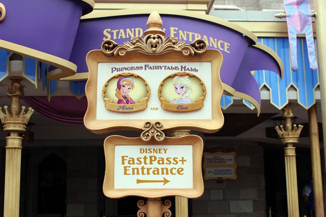 右側に行くとアナとエルサに会えます。<br />