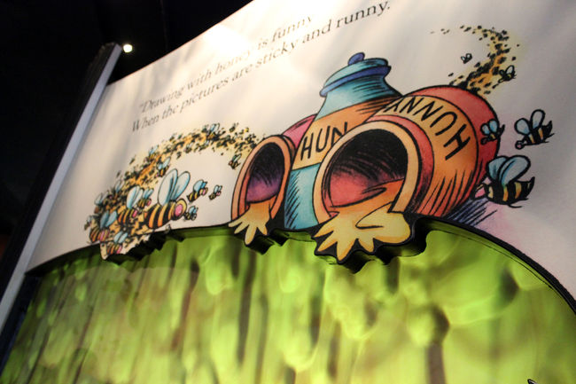 壁に触ると蜂蜜が本当にあるみたいに手からこぼれ落ちる映像になります。