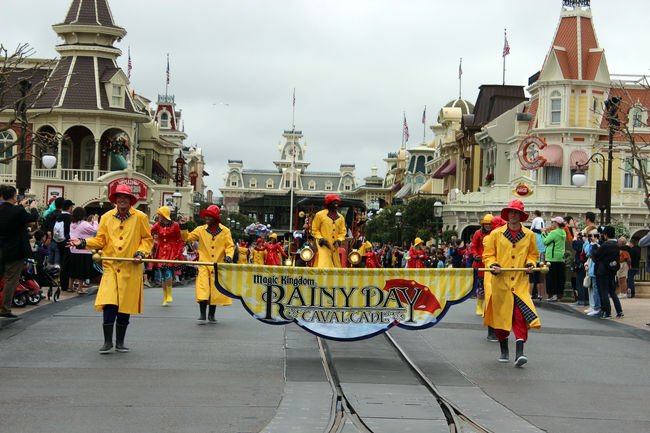 12時半になったので日本にはないパレード<br />Move It! Shake It! Dance&amp;Play It! Street Party<br />を見に行きました。<br />ノリノリのダンスミュージックが流れてきてワクワクしていたら<br />何やら様子がおかしい。<br />