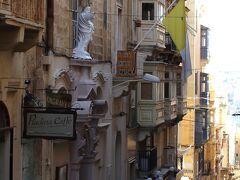 見どころがいっぱいの聖ヨハネ大聖堂を後にして、
騎士団長の宮殿に向かう。
マルタで良く見かけるのが、
Nicheという聖像が置かれた壁のくぼみ。