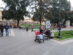 ルイジ・フェッラーリ広場にやってきました。

ここにはドムス・デル・キルルゴと呼ばれる遺跡があります