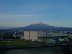 旅行記の編集をしながら景色を見ると少し夕日に照らされた富士山です。明るい内に帰宅するのは久しぶりなので違う意味で感動の富士山です。