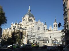 そうこうしているうちにアルムデナ大聖堂が見えてきました。王宮はもうすぐそこです。