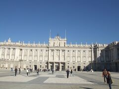 到着です！
白亜の美しい建物です。