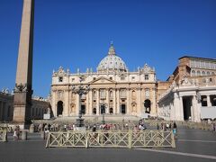 ローマ観光、まずはバチカンのサンピエトロ大聖堂。ものすごい存在感です。
