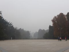 スフォルツェスコ城の向こう側はセンピオーネ公園。

靄がかかっています、あいにくの天気です。
朝なので、マラソンする人がたくさんいました。