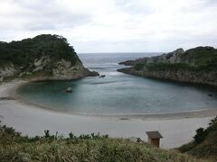 8:56
｢泊海水浴場｣です。
エメラルドグリーンのきれいなビーチは、式根島のポスターによく登場する風景です。