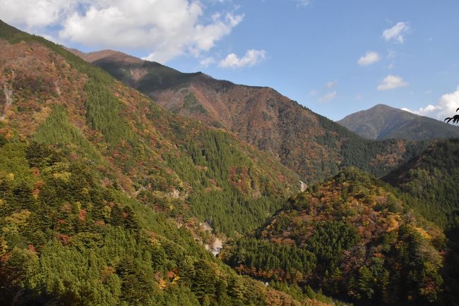 寸又川下流方向の眺め<br /><br />左側が朝日岳（1826m）です。<br /><br />寸又川は南アルプスの光岳（2591m）を源として流れ、大井川の一大支流となっています。<br />