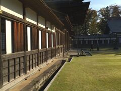 お次は「瑞龍寺」
曹洞宗のお寺で、様式は永平寺と一緒です。
違うのは永平寺は山にあるので階段の回廊でで建物群がつながっていますが、こちらは平地ですので移動が楽です。

今日はお天気も良く、一月の雪交じりの日に行ったしんしんと冷え込む永平寺を思い出しながら回りました。