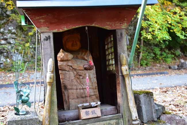 木彫りの仏様<br /><br />坂を登ったところで出迎えてくれました。<br /><br />ここから森林鉄道軌道跡が散策路になっています。<br />