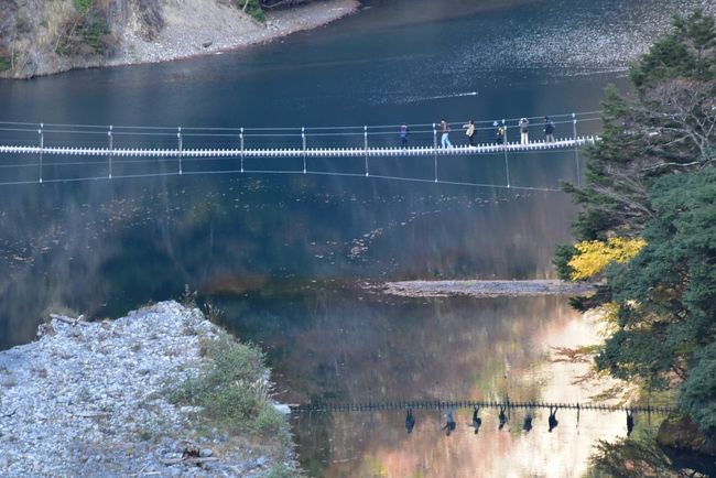 逆立ちして渡る人もいます<br />