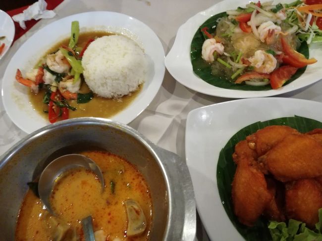 頼んだ料理。<br />右上の料理はヤムウンセン。<br />お薦めだと言うのでオーダーしたが、ヤムウンセンって、温かかった？<br />春雨サラダがヤムウンセンかと思っていたが違ったのか？