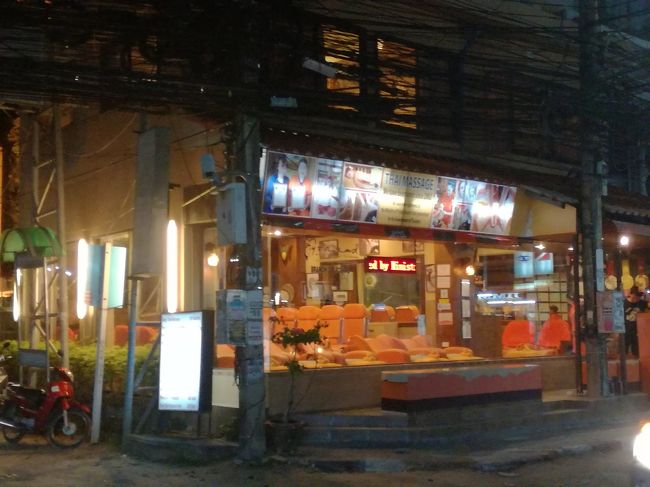 街のあちこちにあるマッサージ。<br />中でも、オレンジカラーのこのチェーン店。有名のようなので訪問。<br />リフレ(足マッサージのみ)をお願いしました。