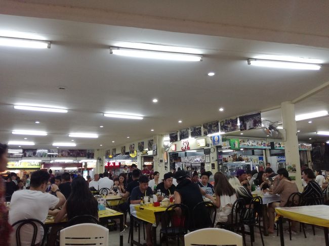 店内の様子。<br />もう、90％が中国人、5％が欧米人、3％が韓国人、残り2％が日本人ってな感じです。ここでも中国パワー発揮です。ワイワイと楽しそうに盛り上がってました。