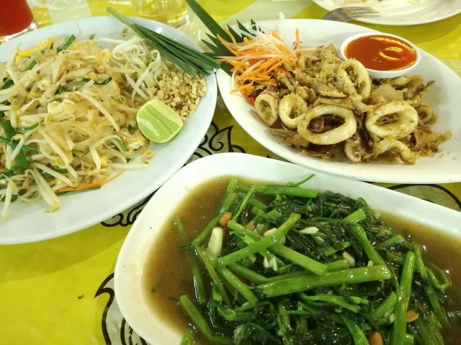 そのほかに、パッタイと空心菜炒め、イカのガーリック揚げ？。