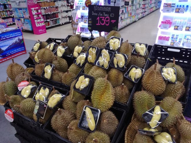 TOPSの中では、大量のドリアン祭り状態でした。まあ、南の国ならどこでも売っているけどね。