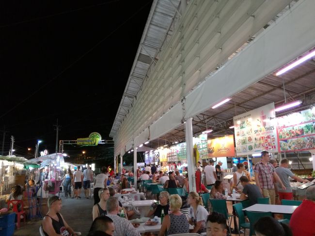 ここは、欧米人も多いです。<br />広々としたエリアです。