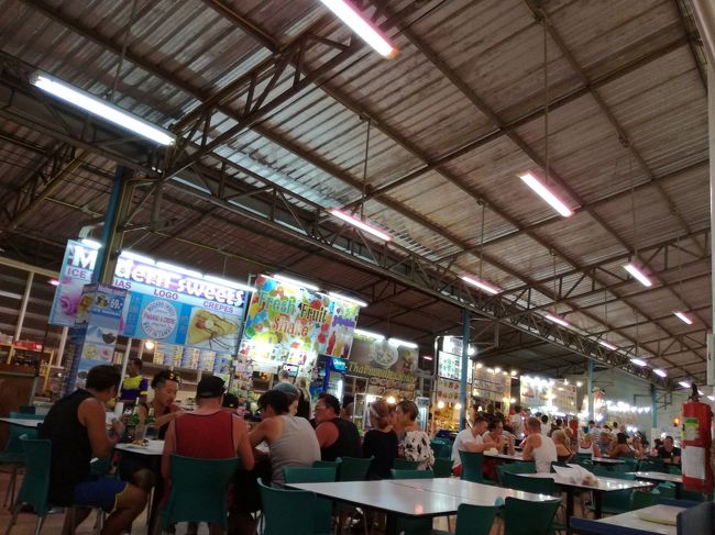 片側にお店が並んでいます。<br />良さげな店の前に座ると、店員さんがメニュー持ってきます。メニューは写真付きなのてわかりやすいです。<br />水槽の魚介類を指差せば料理してくれます。<br />大きさにより値段が違いますが、ちゃんと教えてくれます。値札もあります。<br />料理方法はカタコト英語で通じます。<br /><br />