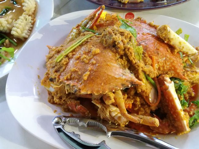 メニューの「プーパッポンカリー」を指差したら、兄ちゃんがこっちへ来いと手招きして水槽の蟹を指差します。<br />どうやら、大きいのと小さいのがあるようで「どっちがいいか？」と聞きます。<br />なんか大きい方が旨いぞ！的な事を言っているようですが、２人でたくさん食べられないので、小さい蟹にしました。