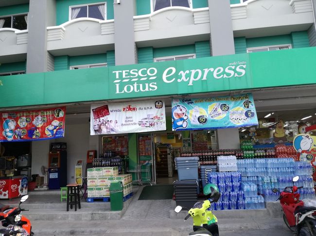 さて、ここはチャウエンWalkingStreetを過ぎたところにあるTESCOスーパー。<br />スーパーというより、コンビニに違い広さ。<br />コンビニよりは安いので2回ほど行きました。