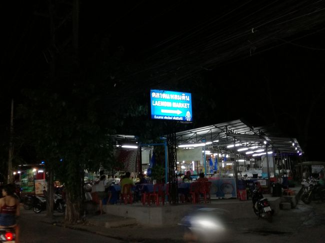 TESCOスーパーを過ぎたT字路(Y字路？)を左に曲がると怪しげなフードマーケットがあります。<br />LAMEDIN MARKET。